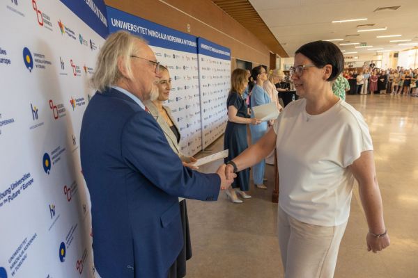 Uroczyste wręczenie Nagród Rektora dla osób zatrudnionych w toruńskiej części UMK [fot. Mikołaj Kuras] Kliknij, aby powiększyć zdjęcie