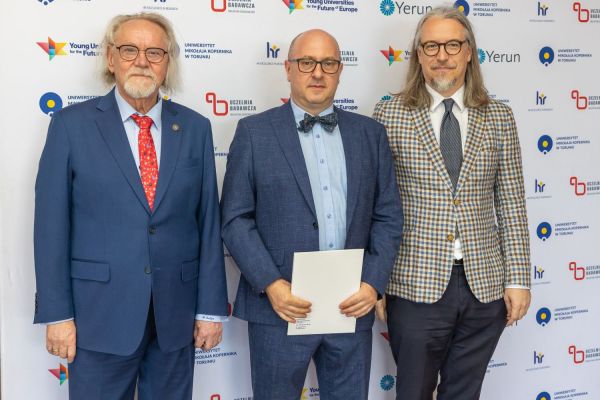 Uroczyste wręczenie Nagród Rektora dla osób zatrudnionych w toruńskiej części UMK [fot. Mikołaj Kuras] Kliknij, aby powiększyć zdjęcie