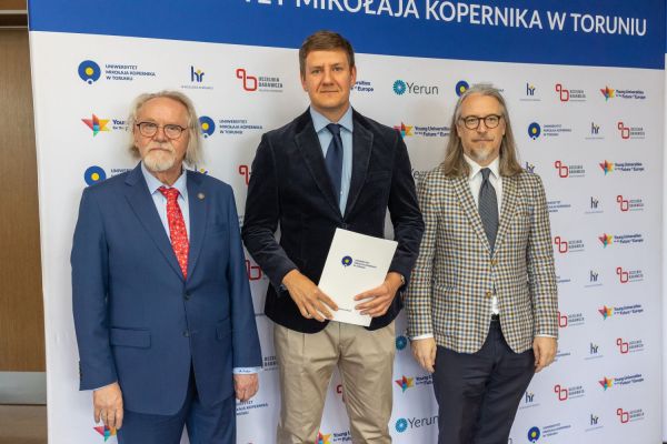 Uroczyste wręczenie Nagród Rektora dla osób zatrudnionych w toruńskiej części UMK [fot. Mikołaj Kuras] Kliknij, aby powiększyć zdjęcie
