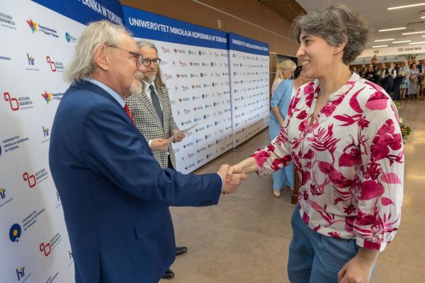 Uroczyste wręczenie Nagród Rektora dla osób zatrudnionych w toruńskiej części UMK [fot. Mikołaj Kuras] Kliknij, aby powiększyć zdjęcie