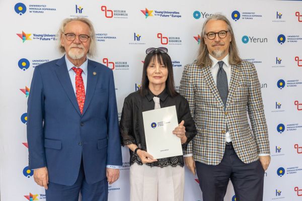 Uroczyste wręczenie Nagród Rektora dla osób zatrudnionych w toruńskiej części UMK [fot. Mikołaj Kuras] Kliknij, aby powiększyć zdjęcie