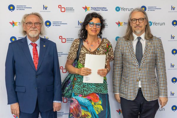 Uroczyste wręczenie Nagród Rektora dla osób zatrudnionych w toruńskiej części UMK [fot. Mikołaj Kuras] Kliknij, aby powiększyć zdjęcie