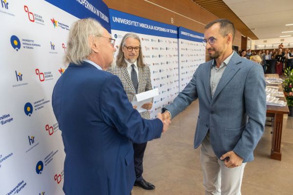 Uroczyste wręczenie Nagród Rektora dla osób zatrudnionych w toruńskiej części UMK [fot. Mikołaj Kuras] Kliknij, aby powiększyć zdjęcie