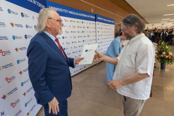 Uroczyste wręczenie Nagród Rektora dla osób zatrudnionych w toruńskiej części UMK [fot. Mikołaj Kuras] Kliknij, aby powiększyć zdjęcie