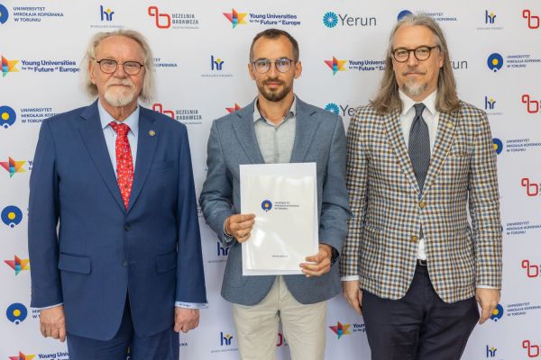 Uroczyste wręczenie Nagród Rektora dla osób zatrudnionych w toruńskiej części UMK [fot. Mikołaj Kuras] Kliknij, aby powiększyć zdjęcie