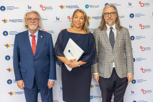 Uroczyste wręczenie Nagród Rektora dla osób zatrudnionych w toruńskiej części UMK [fot. Mikołaj Kuras] Kliknij, aby powiększyć zdjęcie