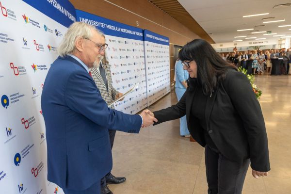 Uroczyste wręczenie Nagród Rektora dla osób zatrudnionych w toruńskiej części UMK [fot. Mikołaj Kuras] Kliknij, aby powiększyć zdjęcie