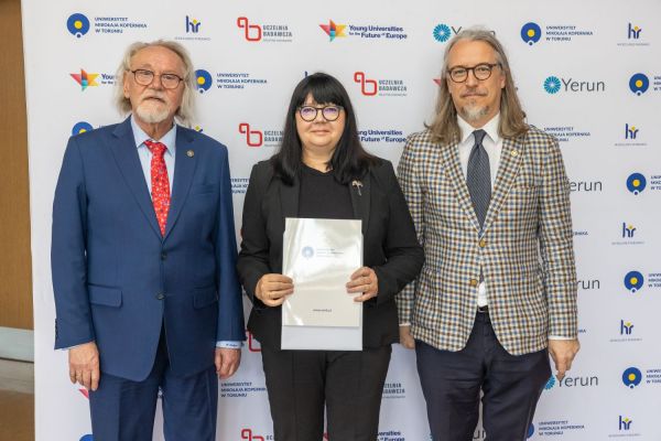 Uroczyste wręczenie Nagród Rektora dla osób zatrudnionych w toruńskiej części UMK [fot. Mikołaj Kuras] Kliknij, aby powiększyć zdjęcie
