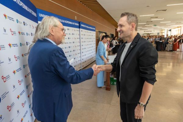 Uroczyste wręczenie Nagród Rektora dla osób zatrudnionych w toruńskiej części UMK [fot. Mikołaj Kuras] Kliknij, aby powiększyć zdjęcie