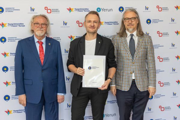 Uroczyste wręczenie Nagród Rektora dla osób zatrudnionych w toruńskiej części UMK [fot. Mikołaj Kuras] Kliknij, aby powiększyć zdjęcie