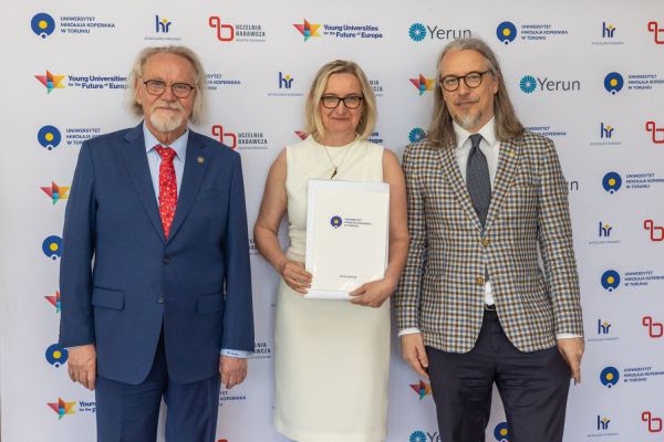 Uroczyste wręczenie Nagród Rektora dla osób zatrudnionych w toruńskiej części UMK [fot. Mikołaj Kuras] Kliknij, aby powiększyć zdjęcie