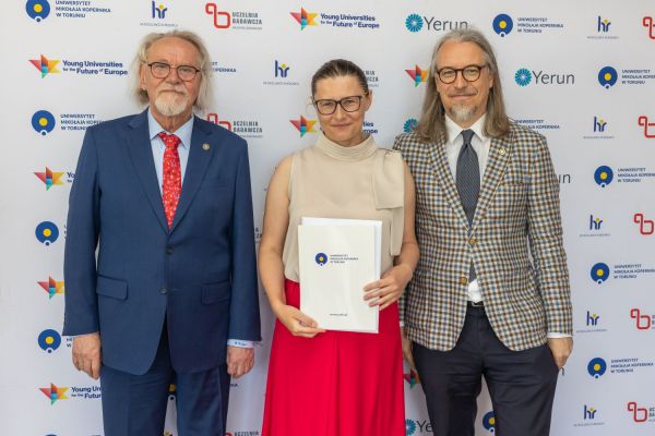 Uroczyste wręczenie Nagród Rektora dla osób zatrudnionych w toruńskiej części UMK [fot. Mikołaj Kuras] Kliknij, aby powiększyć zdjęcie
