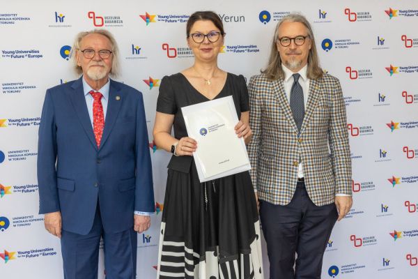 Uroczyste wręczenie Nagród Rektora dla osób zatrudnionych w toruńskiej części UMK [fot. Mikołaj Kuras] Kliknij, aby powiększyć zdjęcie