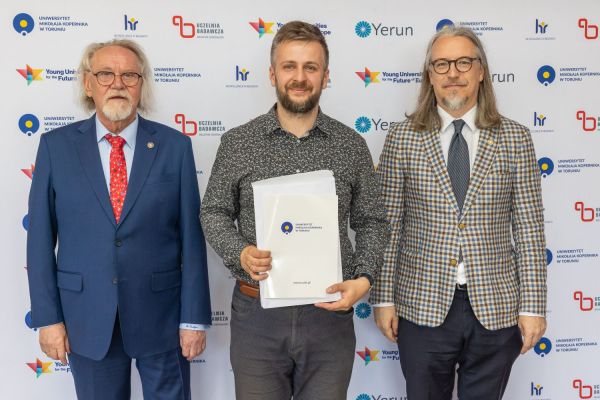 Uroczyste wręczenie Nagród Rektora dla osób zatrudnionych w toruńskiej części UMK [fot. Mikołaj Kuras] Kliknij, aby powiększyć zdjęcie
