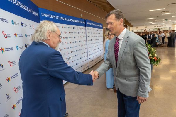 Uroczyste wręczenie Nagród Rektora dla osób zatrudnionych w toruńskiej części UMK [fot. Mikołaj Kuras] Kliknij, aby powiększyć zdjęcie