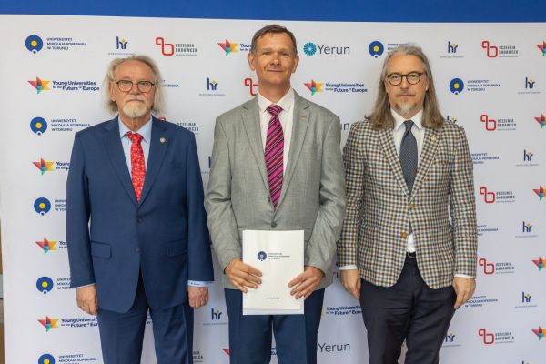 Uroczyste wręczenie Nagród Rektora dla osób zatrudnionych w toruńskiej części UMK [fot. Mikołaj Kuras] Kliknij, aby powiększyć zdjęcie