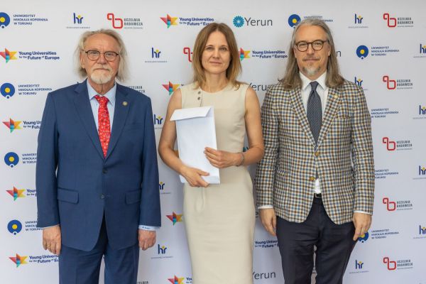 Uroczyste wręczenie Nagród Rektora dla osób zatrudnionych w toruńskiej części UMK [fot. Mikołaj Kuras] Kliknij, aby powiększyć zdjęcie