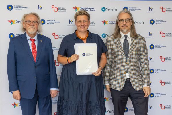 Uroczyste wręczenie Nagród Rektora dla osób zatrudnionych w toruńskiej części UMK [fot. Mikołaj Kuras] Kliknij, aby powiększyć zdjęcie