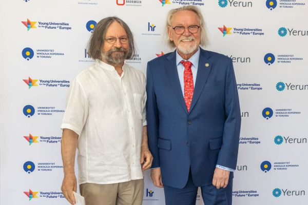 Uroczyste wręczenie Nagród Rektora dla osób zatrudnionych w toruńskiej części UMK [fot. Mikołaj Kuras] Kliknij, aby powiększyć zdjęcie