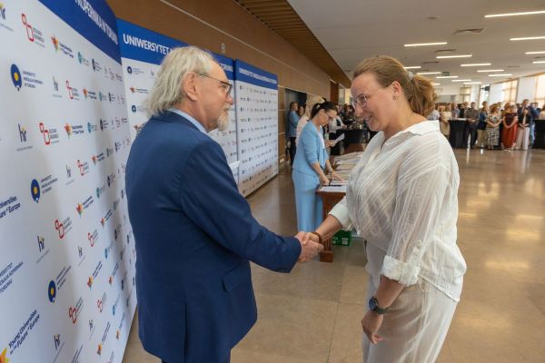 Uroczyste wręczenie Nagród Rektora dla osób zatrudnionych w toruńskiej części UMK [fot. Mikołaj Kuras] Kliknij, aby powiększyć zdjęcie