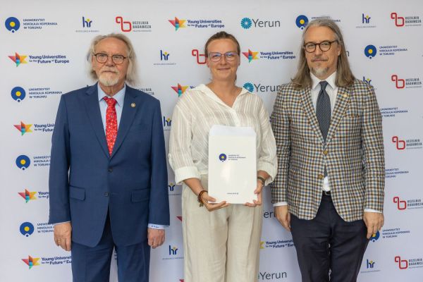 Uroczyste wręczenie Nagród Rektora dla osób zatrudnionych w toruńskiej części UMK [fot. Mikołaj Kuras] Kliknij, aby powiększyć zdjęcie