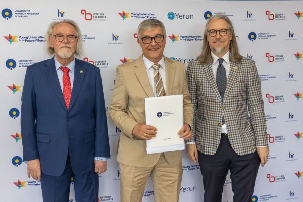 Uroczyste wręczenie Nagród Rektora dla osób zatrudnionych w toruńskiej części UMK [fot. Mikołaj Kuras] Kliknij, aby powiększyć zdjęcie