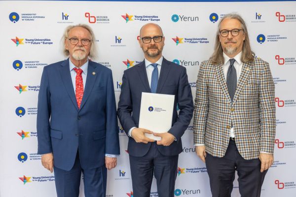 Uroczyste wręczenie Nagród Rektora dla osób zatrudnionych w toruńskiej części UMK [fot. Mikołaj Kuras] Kliknij, aby powiększyć zdjęcie