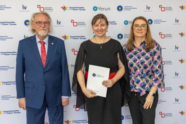 Uroczyste wręczenie Nagród Rektora dla osób zatrudnionych w toruńskiej części UMK [fot. Mikołaj Kuras] Kliknij, aby powiększyć zdjęcie
