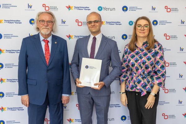 Uroczyste wręczenie Nagród Rektora dla osób zatrudnionych w toruńskiej części UMK [fot. Mikołaj Kuras] Kliknij, aby powiększyć zdjęcie