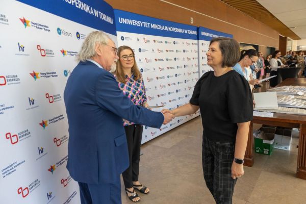 Uroczyste wręczenie Nagród Rektora dla osób zatrudnionych w toruńskiej części UMK [fot. Mikołaj Kuras] Kliknij, aby powiększyć zdjęcie