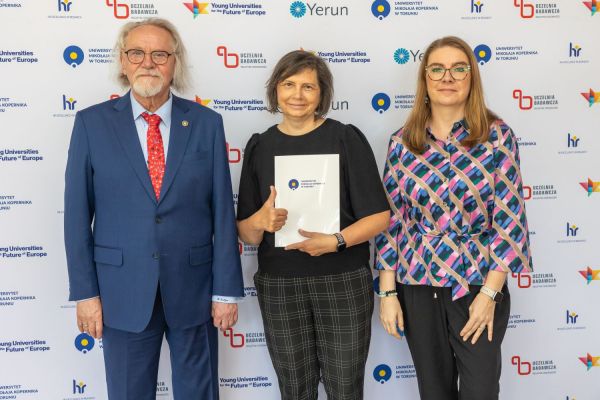 Uroczyste wręczenie Nagród Rektora dla osób zatrudnionych w toruńskiej części UMK [fot. Mikołaj Kuras] Kliknij, aby powiększyć zdjęcie