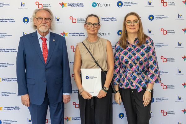 Uroczyste wręczenie Nagród Rektora dla osób zatrudnionych w toruńskiej części UMK [fot. Mikołaj Kuras] Kliknij, aby powiększyć zdjęcie