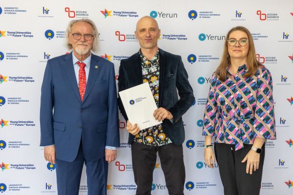 Uroczyste wręczenie Nagród Rektora dla osób zatrudnionych w toruńskiej części UMK [fot. Mikołaj Kuras] Kliknij, aby powiększyć zdjęcie