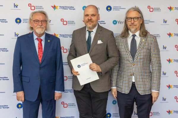 Uroczyste wręczenie Nagród Rektora dla osób zatrudnionych w toruńskiej części UMK [fot. Mikołaj Kuras] Kliknij, aby powiększyć zdjęcie