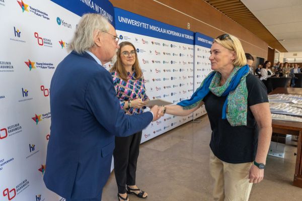 Uroczyste wręczenie Nagród Rektora dla osób zatrudnionych w toruńskiej części UMK [fot. Mikołaj Kuras] Kliknij, aby powiększyć zdjęcie