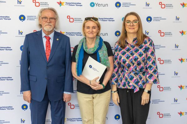 Uroczyste wręczenie Nagród Rektora dla osób zatrudnionych w toruńskiej części UMK [fot. Mikołaj Kuras] Kliknij, aby powiększyć zdjęcie