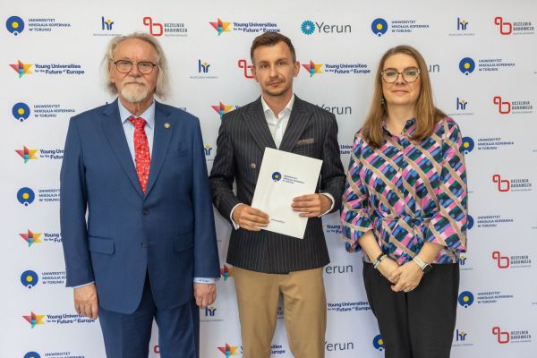 Uroczyste wręczenie Nagród Rektora dla osób zatrudnionych w toruńskiej części UMK [fot. Mikołaj Kuras] Kliknij, aby powiększyć zdjęcie