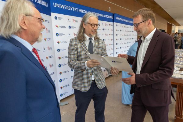 Uroczyste wręczenie Nagród Rektora dla osób zatrudnionych w toruńskiej części UMK [fot. Mikołaj Kuras] Kliknij, aby powiększyć zdjęcie