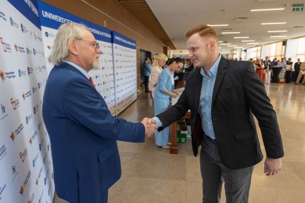 Uroczyste wręczenie Nagród Rektora dla osób zatrudnionych w toruńskiej części UMK [fot. Mikołaj Kuras] Kliknij, aby powiększyć zdjęcie