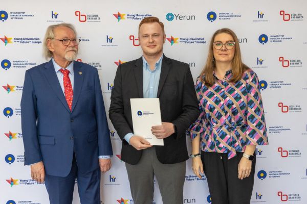 Uroczyste wręczenie Nagród Rektora dla osób zatrudnionych w toruńskiej części UMK [fot. Mikołaj Kuras] Kliknij, aby powiększyć zdjęcie