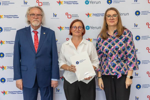 Uroczyste wręczenie Nagród Rektora dla osób zatrudnionych w toruńskiej części UMK [fot. Mikołaj Kuras] Kliknij, aby powiększyć zdjęcie