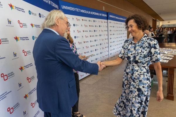 Uroczyste wręczenie Nagród Rektora dla osób zatrudnionych w toruńskiej części UMK [fot. Mikołaj Kuras] Kliknij, aby powiększyć zdjęcie