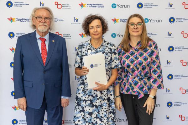 Uroczyste wręczenie Nagród Rektora dla osób zatrudnionych w toruńskiej części UMK [fot. Mikołaj Kuras] Kliknij, aby powiększyć zdjęcie