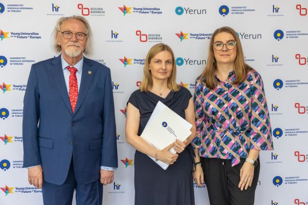 Uroczyste wręczenie Nagród Rektora dla osób zatrudnionych w toruńskiej części UMK [fot. Mikołaj Kuras] Kliknij, aby powiększyć zdjęcie