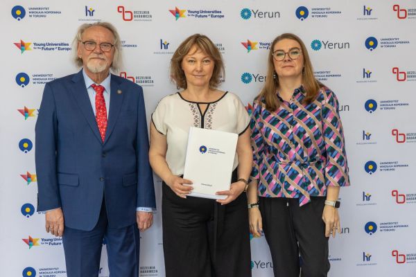 Uroczyste wręczenie Nagród Rektora dla osób zatrudnionych w toruńskiej części UMK [fot. Mikołaj Kuras] Kliknij, aby powiększyć zdjęcie