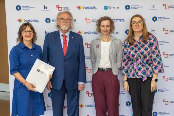 Uroczyste wręczenie Nagród Rektora dla osób zatrudnionych w toruńskiej części UMK [fot. Mikołaj Kuras] Kliknij, aby powiększyć zdjęcie