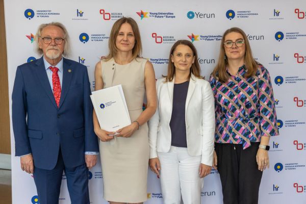 Uroczyste wręczenie Nagród Rektora dla osób zatrudnionych w toruńskiej części UMK [fot. Mikołaj Kuras] Kliknij, aby powiększyć zdjęcie