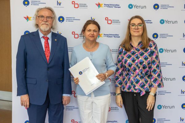 Uroczyste wręczenie Nagród Rektora dla osób zatrudnionych w toruńskiej części UMK [fot. Mikołaj Kuras] Kliknij, aby powiększyć zdjęcie