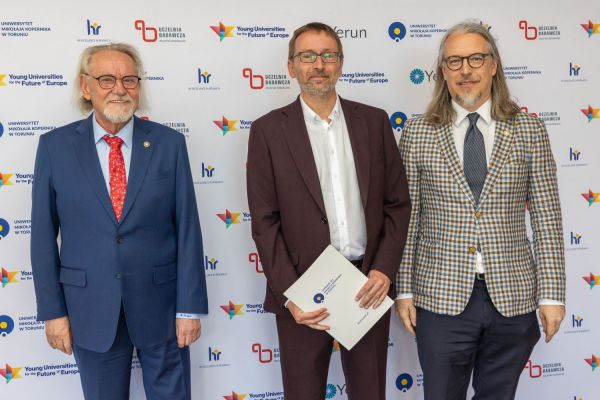 Uroczyste wręczenie Nagród Rektora dla osób zatrudnionych w toruńskiej części UMK [fot. Mikołaj Kuras] Kliknij, aby powiększyć zdjęcie