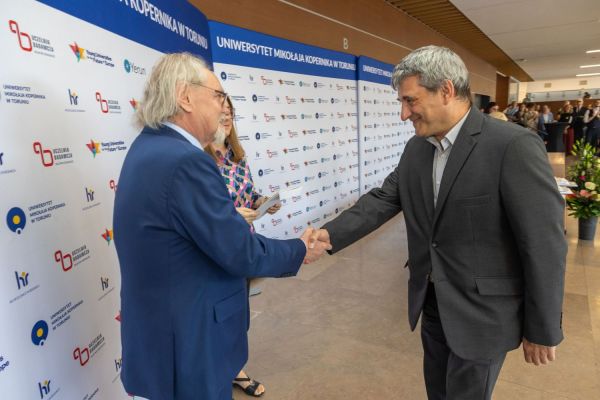Uroczyste wręczenie Nagród Rektora dla osób zatrudnionych w toruńskiej części UMK [fot. Mikołaj Kuras] Kliknij, aby powiększyć zdjęcie
